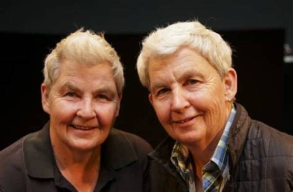 Does Lynda Topp of Topp Twins Have Cancer? Nz Singer Health Update 2022