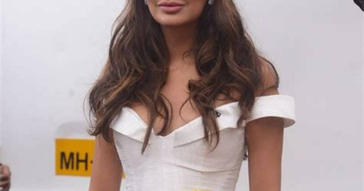 Esha Gupta Height, Weight, Net Worth, Age, Birthday, Wikipedia, Who, Instagram, Biography
