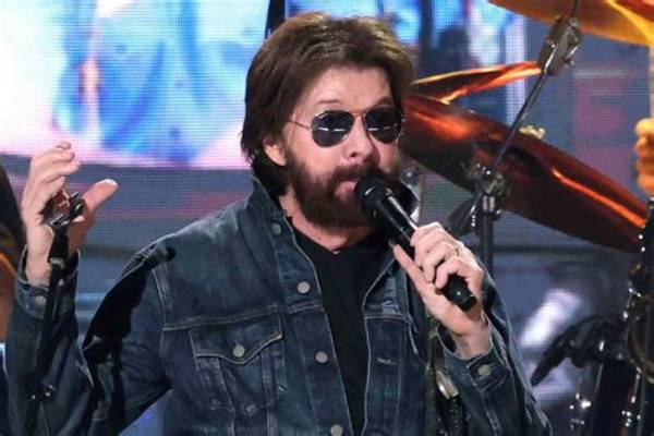 Hear Ronnie Dunn’s New Take on the Holiday Classic ‘Have Yourself a Merry Little Christmas’