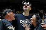 How Tall Are Zach Edey's Parents?