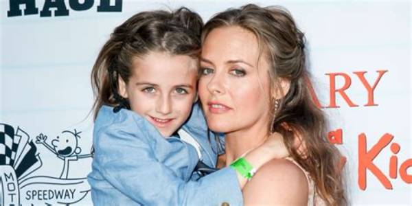 Kezi Silverstone Height, Weight, Net Worth, Age, Birthday, Wikipedia, Who, Instagram, Biography