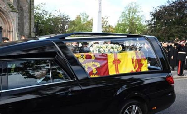 Queen Elizabeth’s Coffin Leaves Balmoral Castle and Arrives in Edinburgh