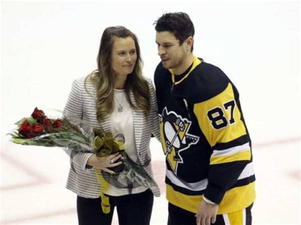 Sidney Crosby Is Not Married to Wife. Dating a Girlfriend: Kathy Leutner