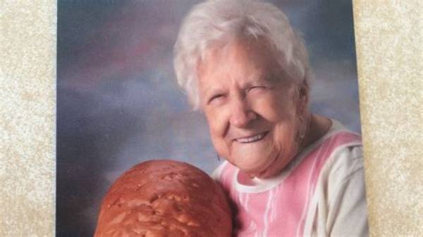 The Little Pink Restaurant’s Owner, Helen Ponczoch, Dies at 98