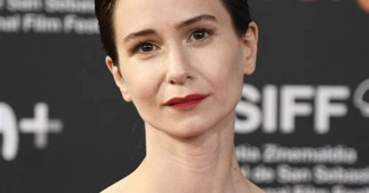 Unveiling Katherine Waterston's Relationships: a Dive into Her Romantic Life