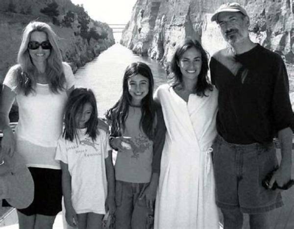 What Does Steve Jobs Daughter, Erin Siena Do? Wiki, Net Worth, Family, Siblings Reed and Eve Jobs, College