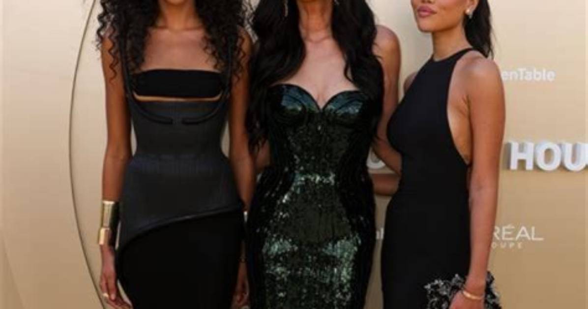 What Is Aoki Lee Simmons' Towering Height?