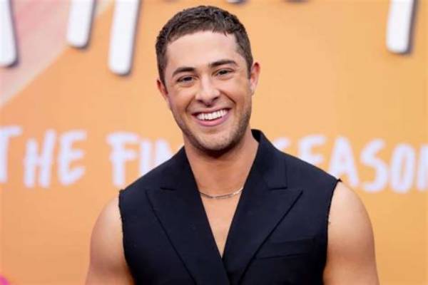 What Is Jaren Lewison Gender? Is He Gay? ,Girlfriend and Sexuality.