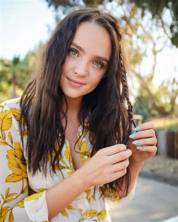 Who Does Stevie Lynn Jones Play on Animal Kingdom? Meet Josh’s Girlfriend Penny