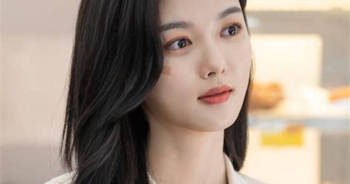Who Is Kim Yoojung? Age, Height, Family, Boyfriend, Salary