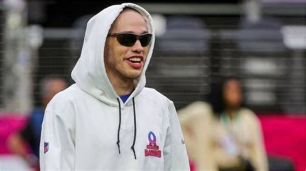 “Why Is He So Aggressive”: Pete Davidson Pushes Knicks Fan in Viral Video, Leaves Internet Divided